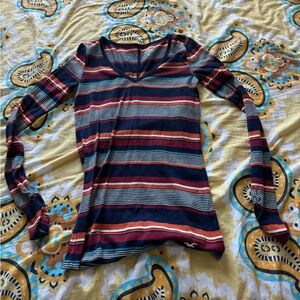 Hollister Women’s Long-Sleeve Fitted V-Neck Shirt (Must Have Collection) - S